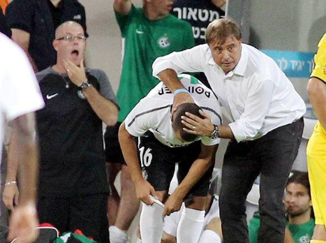 שמישהו ינסה לכבוש לו את הבית. אלישע לוי (אלן שיבר)