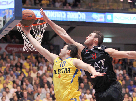 גיא פניני עם טל בורשטיין באימון. צפו בהפסד לברצלונה