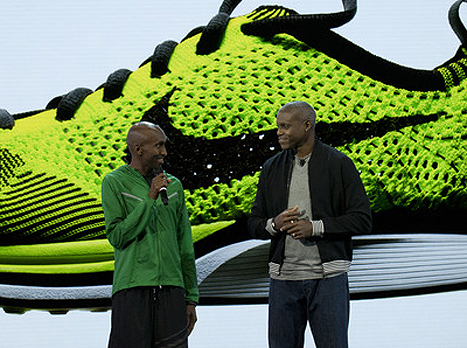 קארל לואיס, מימין, בספרינט לעתיד (nikeinc.com)