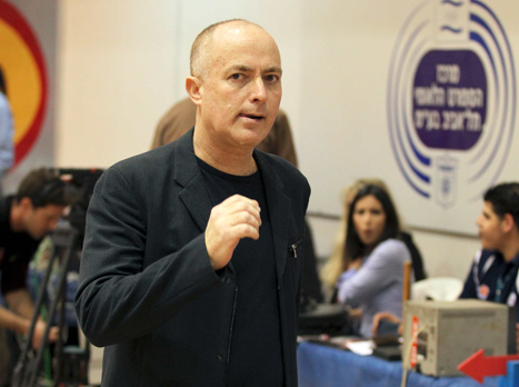 עלה על הגל. ארז אדלשטיין (אלן שיבר)