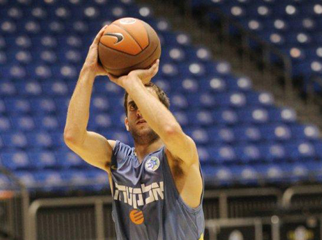 יוגב אוחיון מתאמן. זה לא קורה הרבה (אלן שיבר)