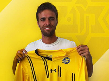 גארסיה עם המדים החדשים שלו (האתר הרשמי של מכבי ת"א)