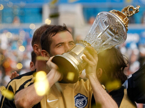 קרז'אקוב עם הגביע. זניט רוצה לשמור על התואר (gettyimages)
