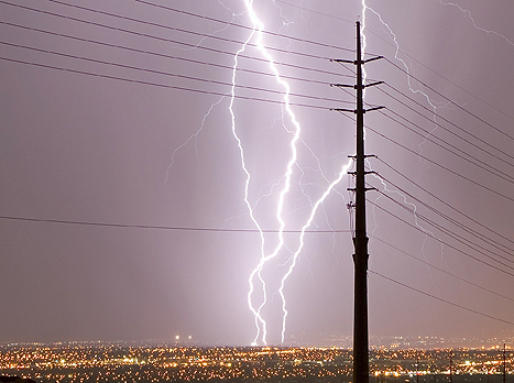 הברק פגע בדרך לחניה (gettyimages)