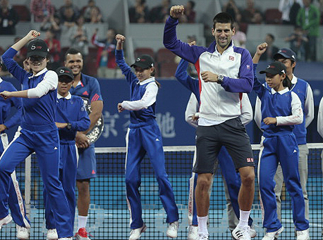 נולה רוקד עם הבנות (gettyimages)