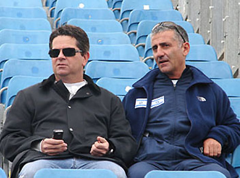 מנסדורף (משמאל) עם עודד יעקב. חוזר לעבוד באיגוד