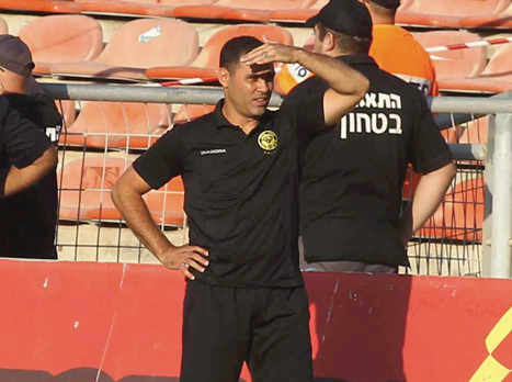 בנין. חבר חדש על הספסל כבר בשבת? (אלן שיבר)