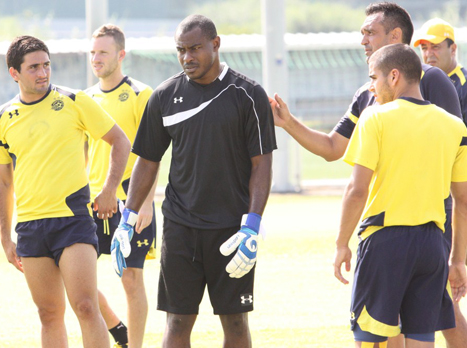 אניימה. אלוף אפריקה בין הקורות (צילום: האתר הרשמי של מכבי ת"א)