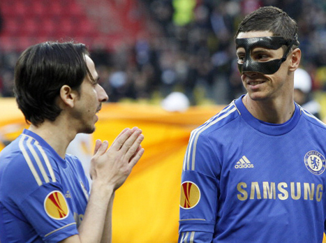 בא לעזרת חבר. בניון עם טורס (GETTYIMAGES)