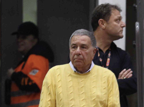 שמעון מזרחי. ישיבה סוערת (אלן שיבר)