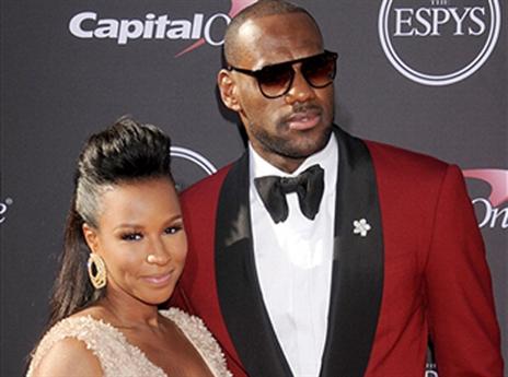 התמסדו. לברון ואשתו הטריה (GETTYIMAGES)