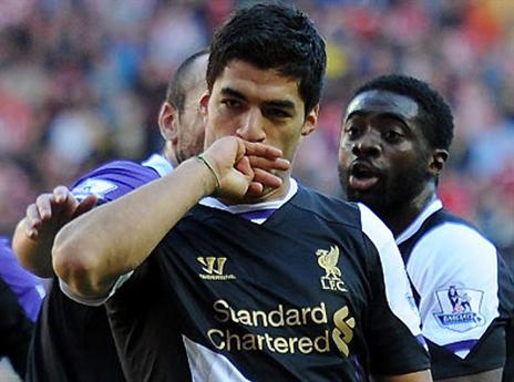 ברוכים השבים. סוארס עם סטארידג' (צילום מסך: lfc.com)