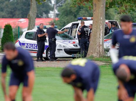 השוטרים מאבטחים את שחקני מכבי (צילום: האתר הרשמי של מכבי ת"א)