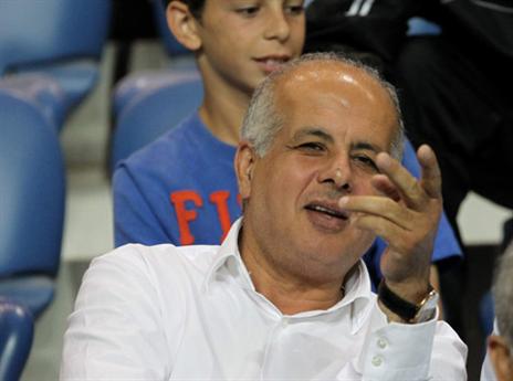 הקבוצות יתנו לו גב. אבי לוזון (אלן שיבר)