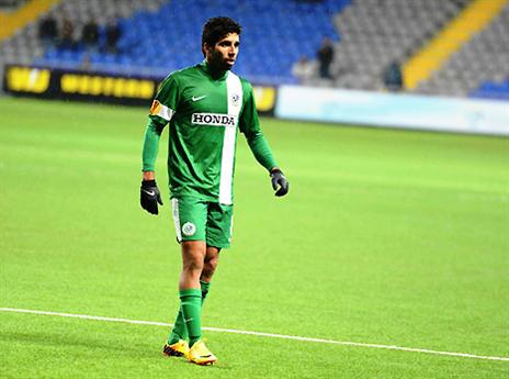 בדרך חזרה להרכב. עזרא (צילום: האתר הרשמי של מכבי חיפה)