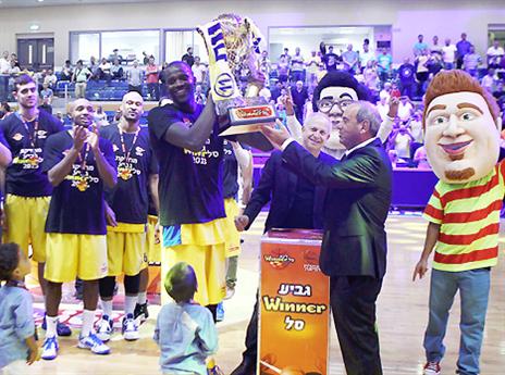 "האושר הוא היעדר אכזבה". מכבי זוכה בגביע הליגה (אלן שיבר)