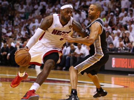 ג'יימס מול פארקר בפיינל'ס של העונה שעברה. העונה, זה יהיה שונה (gettyimages)