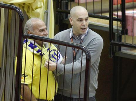 הנה, אוי שלף איתר אוהד צהוב (אלן שיבר)