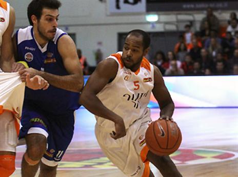 נואלס. מסתכלים על כולם מלמעלה (מנהלת הליגה)