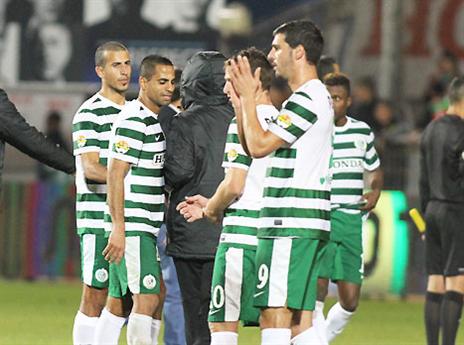 הניצחון לא מנחם. שחקני חיפה אמש (יוסי שקל)