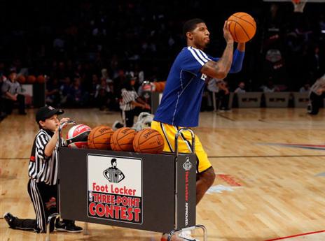 פול ג'ורג' בתחרות השלשות בשנה שעברה. השנה הוא בתחרות ההטבעות (gettyimages)