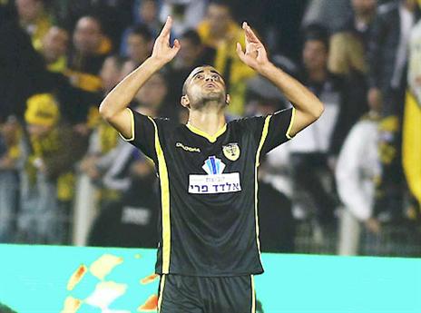 כיכב במשחק האימון. איציק כהן (אלן שיבר)