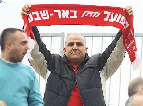 שופט הכדורסל משה ביטון ביציע (אלן שיבר)