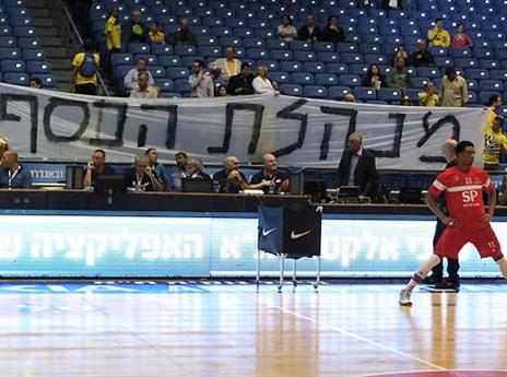 עם הרבה שלטים (אלן שיבר)