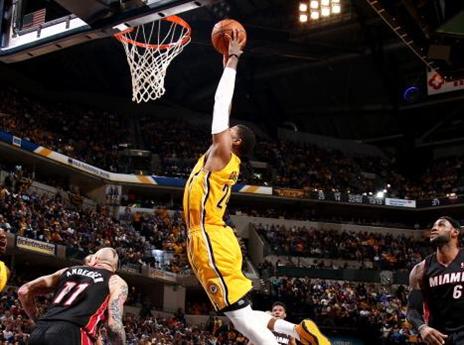 ג'ורג' מרחף בדרך לעוד דאנק (gettyimages)