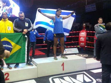 בראש הפודיום, הדגל אל על