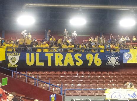 חגיגה צהובה במילאנו. אוהדי מכבי (צילום: רועי גלדסטון)