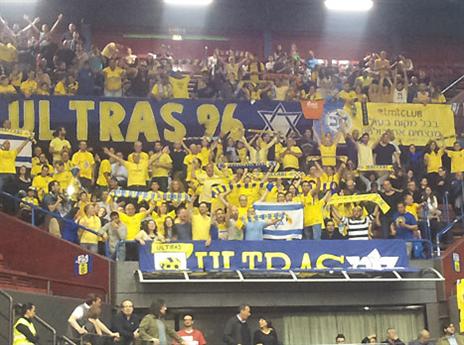 במכבי בונים עם הקהל בנוקיה (GETTYIMAGES)