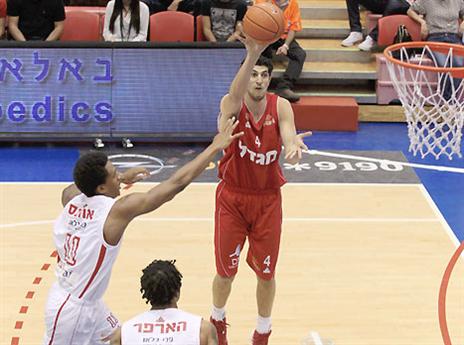 בהילוך ראשון. אליהו (אלן שיבר)