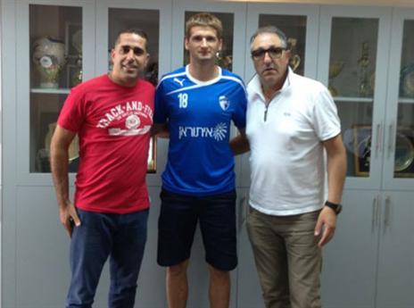 בקו עלייה. פאנקה וסוכנו ג'קי דהאן