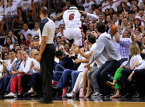 לפעמים צריך לתת גם מלחמה. לברון מזנק ליציע (gettyimages)