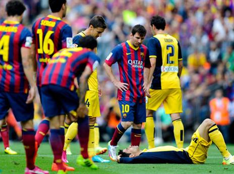 גם מסי דאג למצבו של קוסטה (gettyimages)