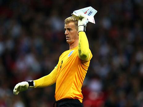 ג'ו הארט מעיף מטוס מנייר שנחת ברחבה (gettyimages)