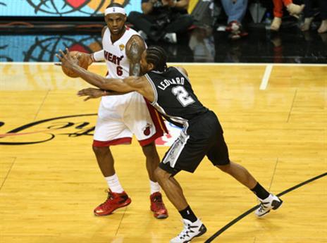 לנארד. חנק את ג'יימס בהגנה (gettyimages)