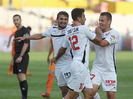 כבש וחזר לספסל. יצחק (אלן שיבר)