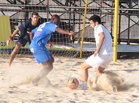 "כוכבים יש רק בשמיים". כדורגל חופים זה משחק קבוצתי