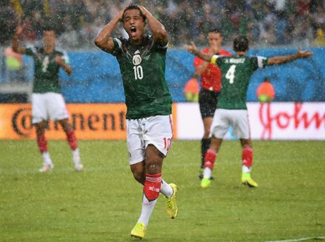 דוס סנטוס מגלה שפסלו לו עוד שער (gettyimagers)