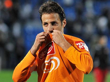 בלדוט חוזר לנשק את הסמל של מועדון הבית