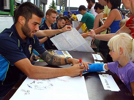 למעריצים הוא חותם, על החוזה עדיין לא