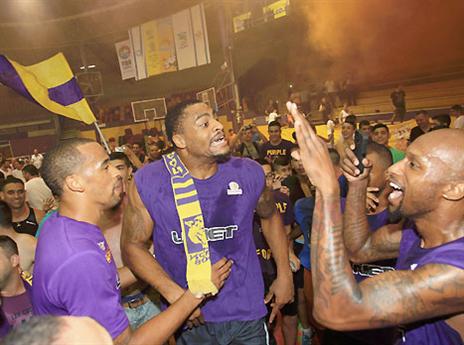 גם השחקנים נדבקו בחגיגה (אלן שיבר)