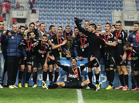 הפעם האחרונה. הפועל חיפה מניפה את הגביע