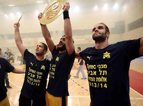 יניפו שוב את הצלחת? שחקני מכבי תל אביב חוגגים בסיום העונה הקודמת