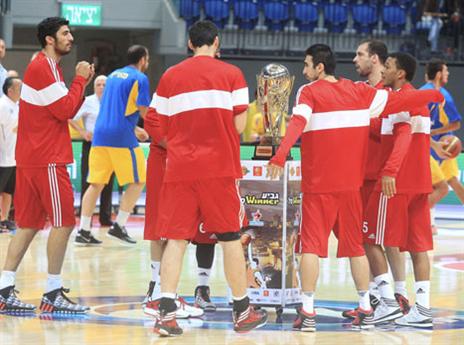 שחקני הפועל י-ם מתקרבים לגביע