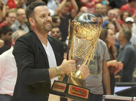 ראשון מיני רבים? אורי אלון עם הגביע