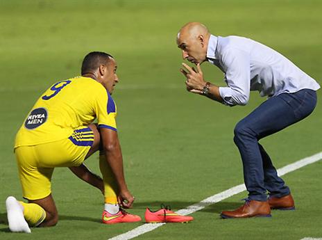 פאקו מדריך את ראדי. המשחק על ראשות הטבלה