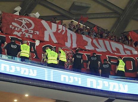 אוהדי הפועל ביציע. ראו ניצחון ענק (אלן שיבר)